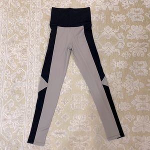 Live the Process Geometric Leggings - size small, black/gray